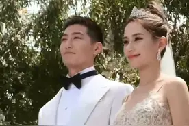 #窦骁何超莲 今日在巴厘岛举行婚礼，能看出俩位新人脸上露出的幸福，特殊的日子让人不禁想起陈百强与何超琼凄美的爱情，好在何超莲可以追求自己的真爱，祝福他们！视频封面