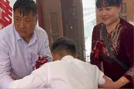 新郎接新娘上车后 特地返回家中跪谢岳父岳母养育之恩这一跪 新郎跪出了人品和孝心#妈妈送女儿出嫁 #娶媳妇 #迎亲接新娘子了 #新娘子出嫁啦 #跪谢父母养育之恩视频封面