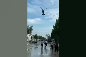 7月23日，遭洪水围困，#多架直升机给新乡民众空投救援物资，被困民众激动挥手，奔向投放物资视频封面