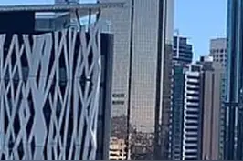 澳大利亚空军C-17运输机超低空飞越市区视频封面