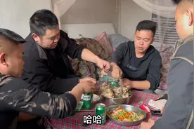 新疆光棍汉生活一锅羊肉一件啤酒，吃完身上羊肉味太大女孩都跑了视频封面