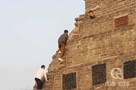 小男孩爬上城墙不敢下被吓哭，两小伙果断爬上去安慰成功解救！#暖心故事@刘老湿的快乐生活视频封面