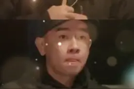 看了这段视频，突然觉得山鸡哥也没采儿姐口中的那么不解风情，春哥也是可以很偶像剧的~#陈小春 #小泡芙  视频封面