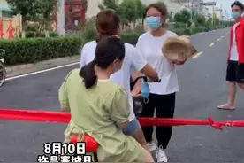 8月10日，疫情下村里大姐在家憋不住一天几趟出门溜达，98年美女村支书硬核防疫：“再出来门焊住，出来回不去！”@98年村支书刘洋#许昌 #硬核防疫 #河南话 视频封面