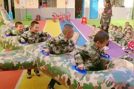 少年强则国强，我是一个小小兵，山庄格林童话幼儿园军事化课堂视频封面