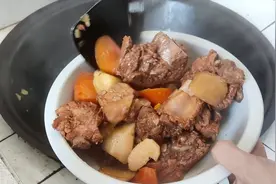 农村铁锅炖排骨，配上点胡萝卜山药，满满一锅真解馋