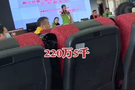 #网曝湖南某中学小卖部招标成交价320万，火热拍卖现场曝光，校长称不清楚成交价格！视频封面