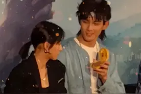 #盛夏未来 首映现场，#吴磊张子枫 甜蜜互动：一起说悄悄话、吹小风扇、画画...视频封面