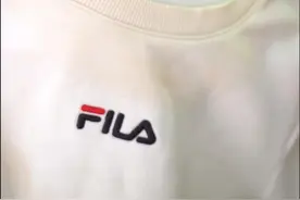 白色衣服领口的黄斑怎么清洗？教你一招，不用手搓，恢复干净#洗衣服#污渍轻松去除视频封面