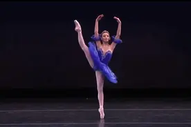 12岁女孩表演古典芭蕾中难度最高的变奏视频封面