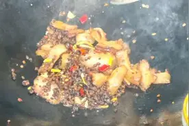 春天的第一顿折耳根尝鲜，酱豆豉炒腊肉，烧菜豆腐，超级美味！视频封面