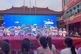 圆圆的第一次幼儿园上台演出。我这个妈妈比女儿还激动视频封面