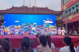 圆圆的第一次幼儿园上台演出。我这个妈妈比女儿还激动视频封面