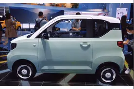 五菱出王炸 燃油版MINI预搭1.0L+CVT 油耗3.1升