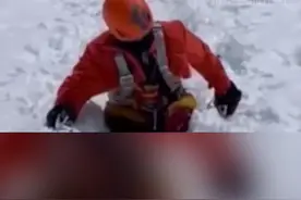 7日，据外媒报道俄罗斯一名双腿截肢的29岁男子成功攀顶尼泊尔海拔8千米高的马纳斯卢峰，耗时34天，成为世界首个无腿攀顶该山峰的登山者。#截肢 #登山者 视频封面