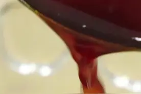 饭店常用的糖色如何熬？厨师长完美演示水、油两种方法，收藏了视频封面