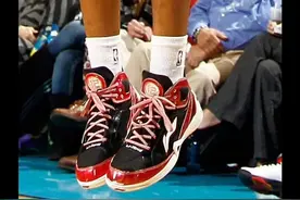 NBA有一名球员，从生涯开始到结束一直都穿着李宁球鞋视频封面
