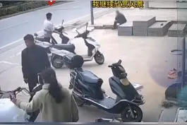 巧了！两辆相似的电瓶车停在一起，钥匙都未拔。结果小伙骑错车了。视频封面