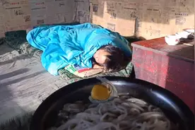 花姐还没起床呢！结了回婚，可惜没留下一儿半女，自己一个人生活视频封面