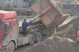 大型吊车救援现场视频封面