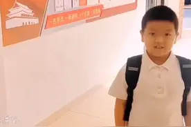 6月14日，湖北。萌娃上学迟到用老师照片签到，老师直呼服了！“看绩效的时候是老师每天迟到”#校园#专治不开心视频封面