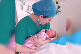 新手爸妈怎么哄宝宝睡觉呢？快来看看，5S安抚、哄睡法👇👇视频封面