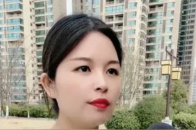 过去年代的一百块是现在的 多少钱#街头采访 #小丽同学视频封面