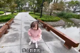 混血宝宝把英文和中文搞混了！但是不影响和妈妈玩的很开心视频封面