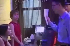 会所老板拖欠员工5万元工资，女店长恶意报假警，被法警送银手镯