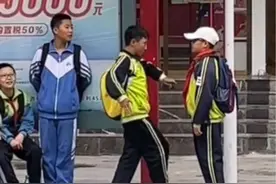 两名小学生在公交车站斗舞#可爱的学生 #这大概就是青春的样子视频封面