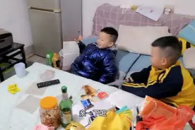 昨天娇娇老公去市里带回来什么好吃的，两儿子吃的好有味视频封面