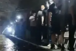 【“水已没过肩膀 砸窗经驾驶舱逃生”】7月20日下午，大雨导致郑州地铁5号线隧道严重积水，多位乘客被困在车厢。