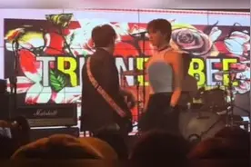 蒋敦豪种地去了，童宇又唱又吹小号还要互动。#旅行新蜜蜂乐队视频封面