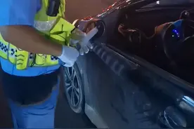 交警为什么关心后脚跟，快来对号入座，你开车穿什么鞋子呢#交通安全 视频封面