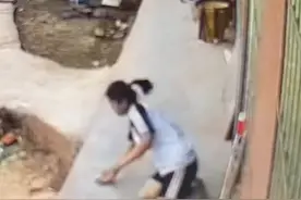 心疼！孙女帮爷爷收一天谷子，突然晕倒一头栽倒在地上。视频封面