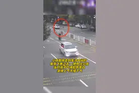 孩子家人不停追问易亮的姓名和联系方式，他也只说了个姓。偷偷拍下车牌号多处打听后才找到人。易亮，赞！ @松滋公安视频封面