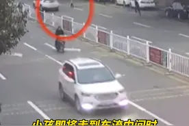 孩子家人不停追问易亮的姓名和联系方式，他也只说了个姓。偷偷拍下车牌号多处打听后才找到人。易亮，赞！ @松滋公安视频封面