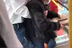 暖心公交司机抱残疾大爷下公交，大爷双手合十表示感谢！#感动瞬间 #暖心 #发现身边的温暖 视频封面