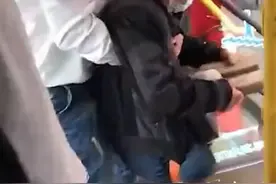暖心公交司机抱残疾大爷下公交，大爷双手合十表示感谢！#感动瞬间 #暖心 #发现身边的温暖 视频封面