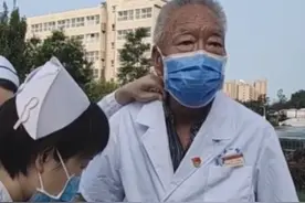 8月2日河南新乡，78岁退休老教授拄拐杖参加一附院复诊仪式，年虽迟暮，初心不改！视频封面