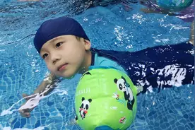 宝妈，记录下宝宝学习游泳过程中，努力克服恐惧，尝试挑战的瞬间视频封面