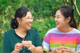 蜂蜡做成的口红你们没见过吧？好好看呀！#抖音美食创作人#新农人计划2021#没有潘姥姥不会做的饭