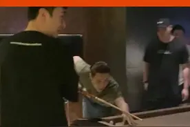 #张艺兴王思聪酒吧打台球  两位竟然认识，奇妙的朋友圈又增加#偶遇张艺兴王思聪打台球  #张艺兴王思聪酒吧聚会视频封面