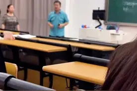 高校老师在课堂上告诉学生：“学国际 不忘本民族 永远是中国人的底色”#人民有信仰国家有力量民族有希望视频封面
