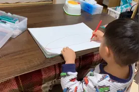 宝贝正在给爸爸制作生日贺卡，祝爸爸生日快乐🎂视频封面