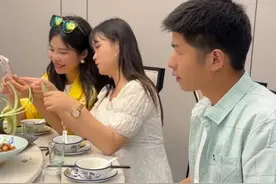 三十年后的小学同学聚会，结账时他钱不够，我悄悄塞了他5000，没让他丢了面子，你们说我做的对吗？#正能量#暖阳欣小丫视频封面