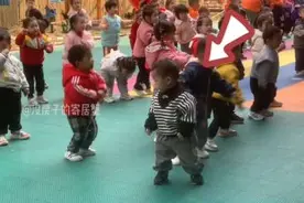 只要我假装不认识她，她就不是我亲妈。😂😂#幼儿园小班宝宝视频封面