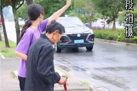 小妹妹孝敬感动我，值得我们学习的榜样视频封面