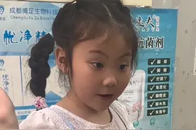 今天周末放假、爸爸说上午表现得好、下午带小翻译官去钓小龙虾犒劳我#女儿给聋哑爸爸当翻译 #聋哑修脚父亲和他的小翻译官 #小女孩视频封面