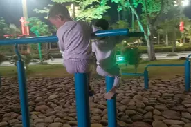 这敏捷的身手，这小小的身板，以后体育课上应该是班里的佼佼者吧